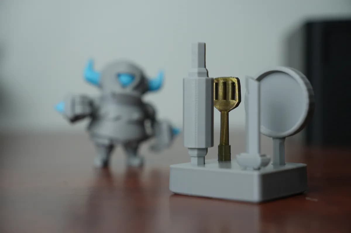 Mini P.E.K.K.A. Múltiplas Armas - Clash Royale